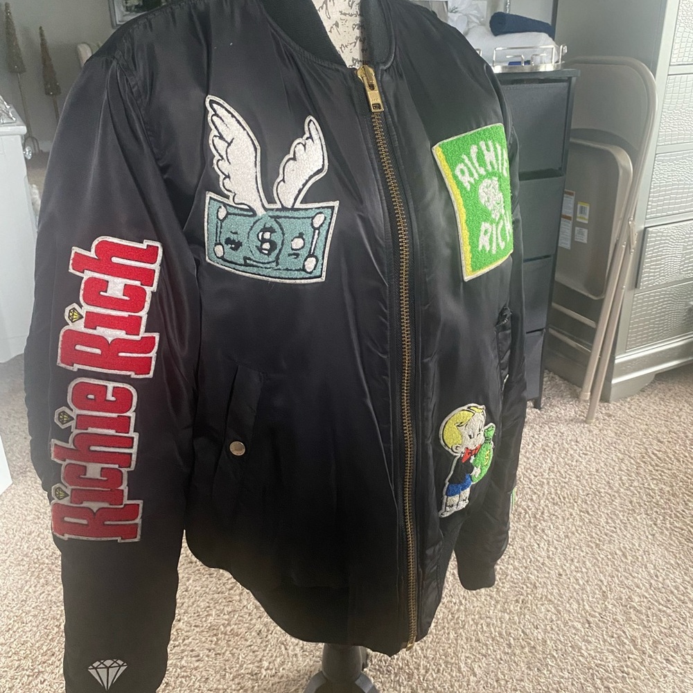Greetings everyone ! I’m selling a used men’s varsity jacket size XL..